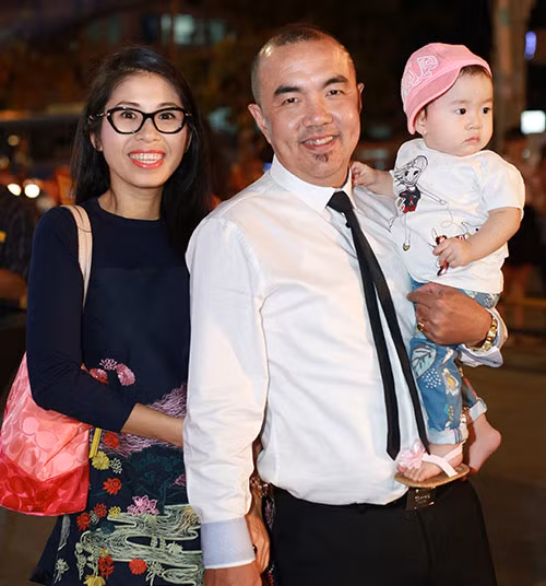 Thế nhưng, nam diễn viên hài 41 tuổi cho biết, thường là anh sẽ nhận lỗi về mình kể cả khi không sai bởi rất sợ nhìn vợ khóc, buồn. Nam MC "Vợ chồng son" cho rằng, vợ đã vất vả sinh con, lo chuyện nhà cửa, hy sinh cho gia đình rất nhiều nên không lẽ gì lại để cô phải buồn cả.