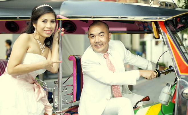 “Từ hồi lấy vợ tới giờ, đi đâu hai vợ chồng cũng đi cùng nhau. Bạn bè tôi hay chọc, vợ tôi đi theo giữ tôi, nhưng thật lòng tôi thích vợ đi cùng. Đi đâu có cặp có đôi vui hơn, mà còn giữ gìn được hạnh phúc nữa”, Quốc Thuận tâm sự.