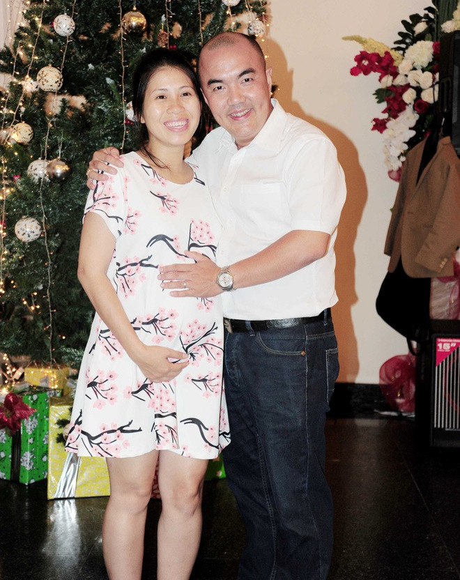 Hai vợ chồng diễn viên Quốc Thuận đi đâu cũng như hình với bóng. Ở nhà là vợ, trong công việc, Mai Liên lại là trợ lý của nam diễn viên, nên mỗi khi anh đi diễn đâu đều có vợ đi cùng lo mọi thứ cho anh. (Ảnh chụp vợ Quốc Thuận ôm bụng bầu cùng chồng dự buổi giới thiệu phim "Hàng xóm" do chồng làm đạo diễn năm 2014)