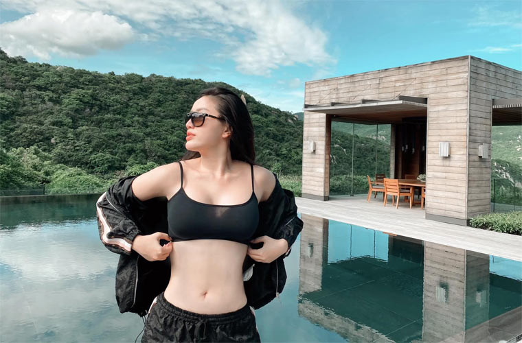 Bữa tối khác Bảo Thy ăn tối với 5 lát sashimi cá hồi thái mỏng, 1 bát sữa chua không đường trộn với dâu tây, yến mạch, socola đen và các loại hạt.