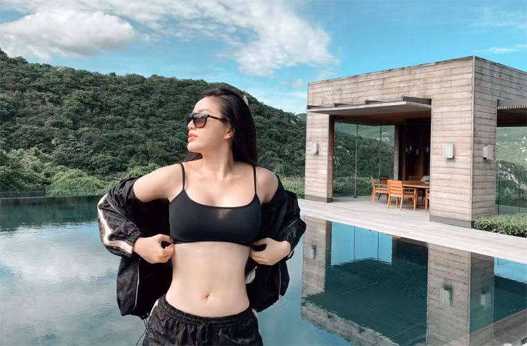 Bữa tối khác Bảo Thy ăn tối với 5 lát sashimi cá hồi thái mỏng, 1 bát sữa chua không đường trộn với dâu tây, yến mạch, socola đen và các loại hạt.