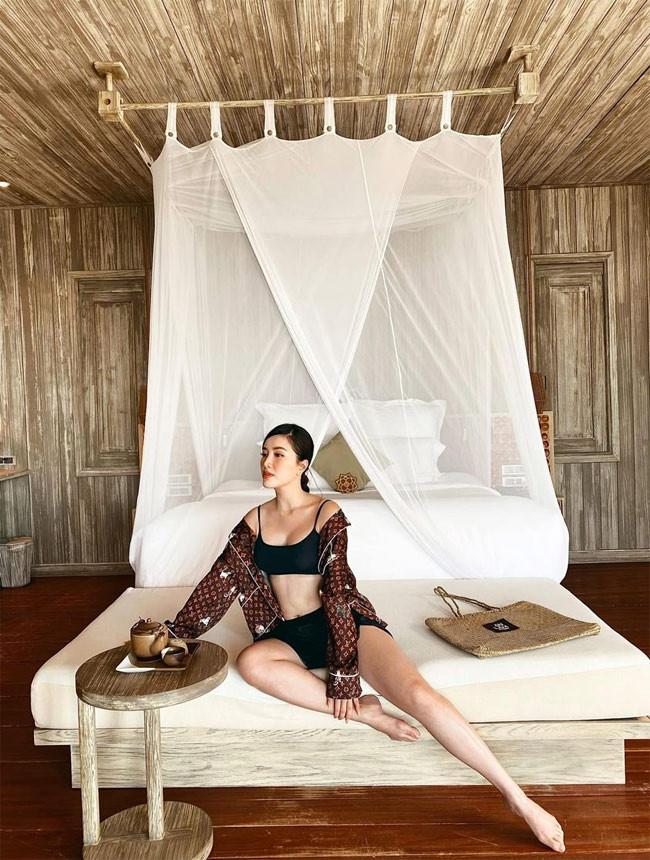 Mới đây trên trang cá nhân, Bảo Thy khoe cô vừa giảm được 5kg. Đăng bức hình mặc bikini đen trong một khu resort, công chúa bong bóng nhận được vô số lời khen vì body đẹp.