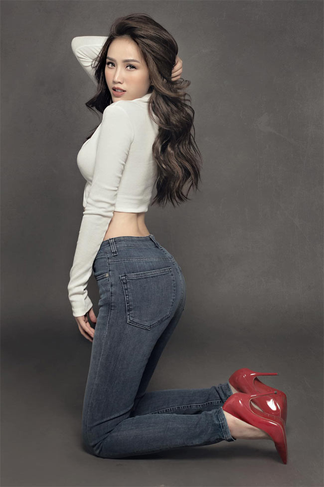 Đường cong của ca sĩ Bảo Thy khiến nhiều người ngất ngây.