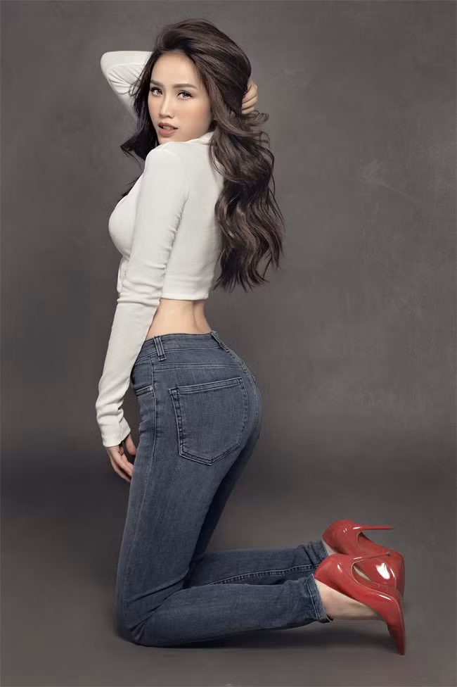 Đường cong của ca sĩ Bảo Thy khiến nhiều người ngất ngây.