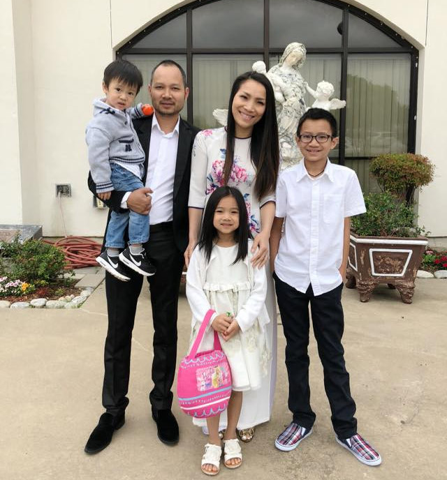 Hong Ngoc “bung lua” tren san khau, doi thuong gian di khong ngo