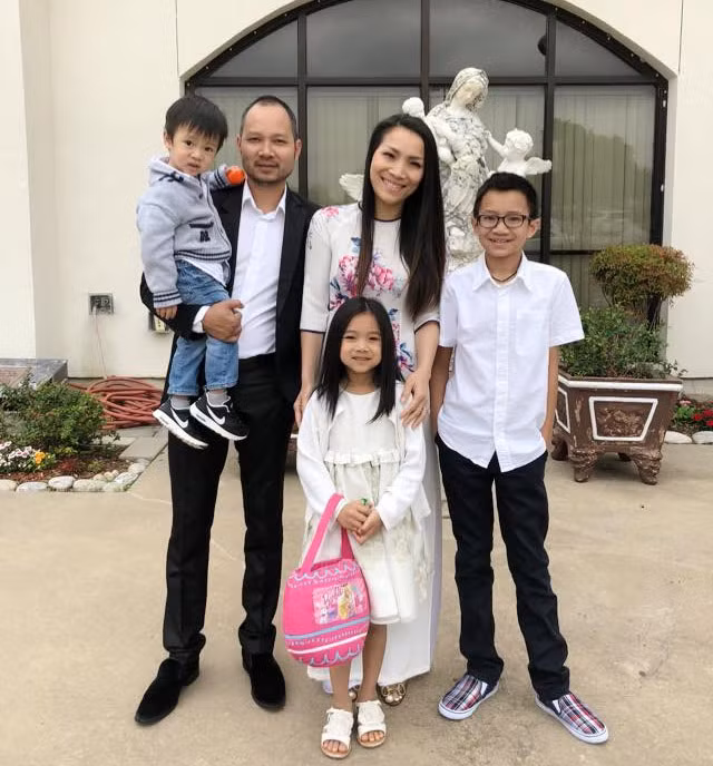 Hong Ngoc “bung lua” tren san khau, doi thuong gian di khong ngo