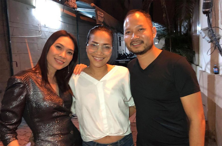 Thậm chí cả những khi đi gặp mặt bạn bè, style của Hồng Ngọc cũng vẫn giản dị như vậy. Cô cũng chẳng cần make-up, chỉ thoa nhẹ chút son.