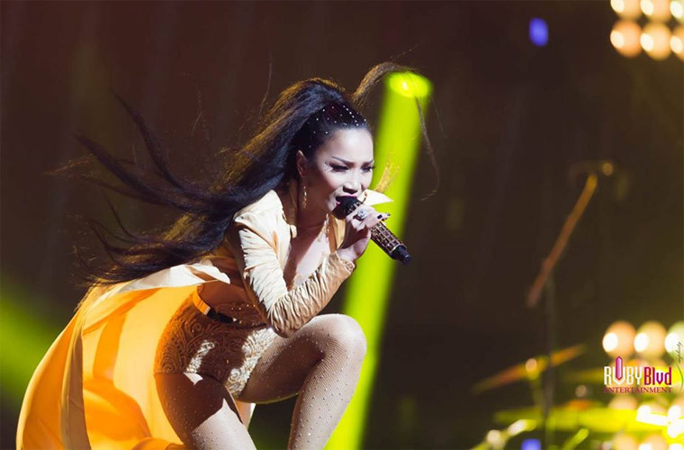 Hồng Ngọc như một nữ thần trên sân khấu.