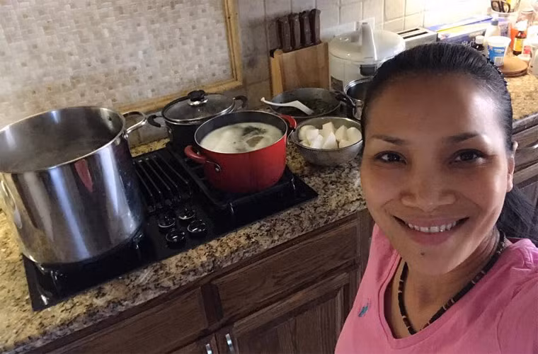 Ngoài những lúc đi show, Hồng Ngọc dành toàn bộ thời gian chăm sóc chồng con. Một ngày của cô bắt đầu bằng việc chuẩn bị đồ ăn sáng, trưa cho con mang tới trường, rồi tự tay chở con đi học.