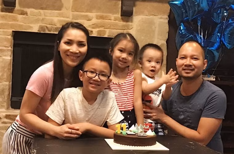 Hồng Ngọc có một gia đình hạnh phúc bên người chồng yêu thương và quan tâm, ba con xinh xắn, khỏe mạnh.