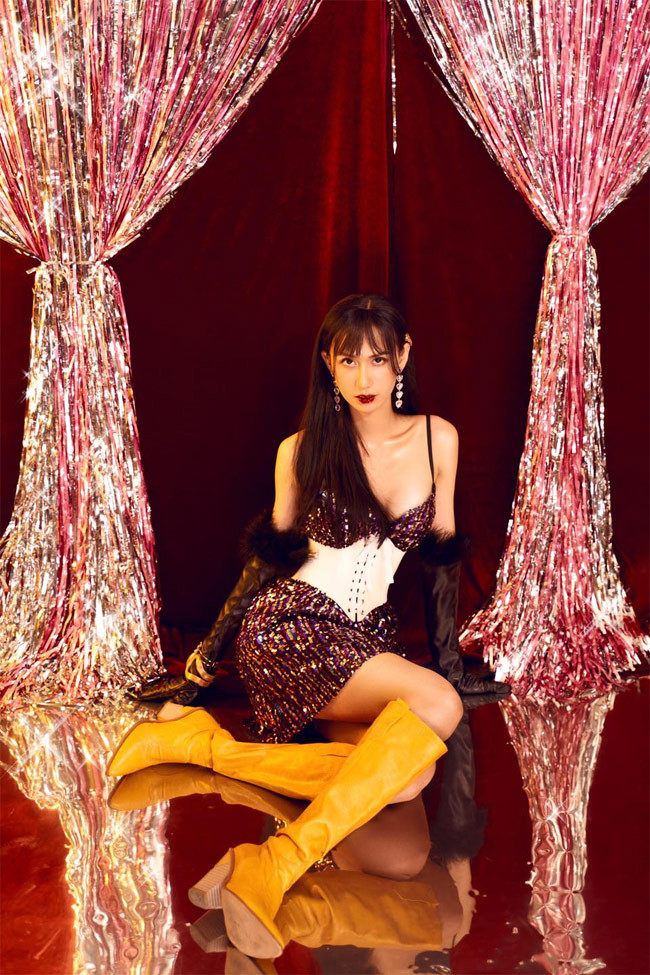 Để có được ngoại hình nuột nà như hiện tại, nữ ca sĩ sinh năm 1988 đã trải qua 4 lần phẫu thuật tại Thái Lan và Hàn Quốc.