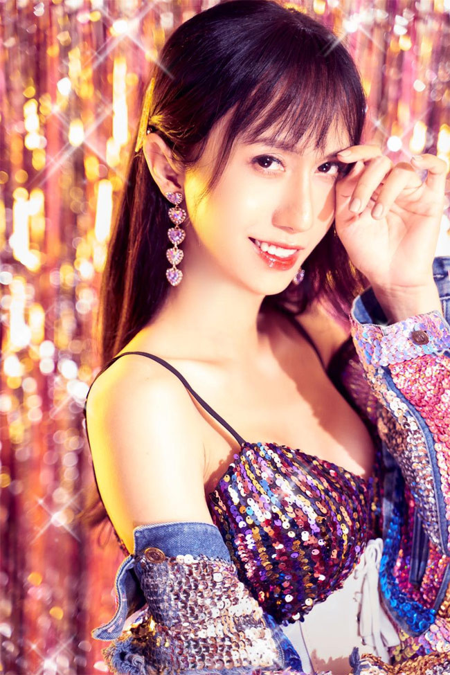 Cô đã gọt hàm, hạ đường chân tóc để trán bớt cao, trượt cằm giúp mặt thanh tú hơn và nâng độn vòng 1 để hoàn thiện vẻ nữ tính.