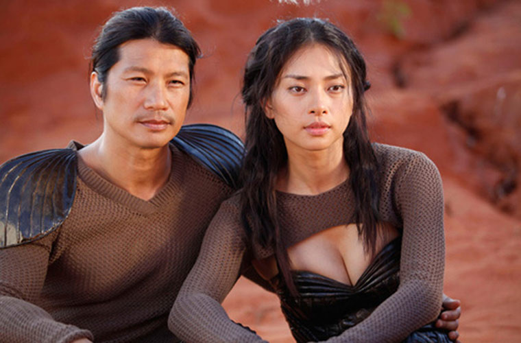 Cũng ở “Lửa Phật”, Dustin Nguyễn đóng vai người yêu cũ của Ngô Thanh Vân. Ngoài đời, Dustin chia tay người vợ đầu, cựu người mẫu, diễn viên Angela Rockwood-Nguyễn sau 10 năm chung sống và kết hôn với người mẫu Bebe Phạm năm 2015. Hai người đã có với nhau hai con gái chung.