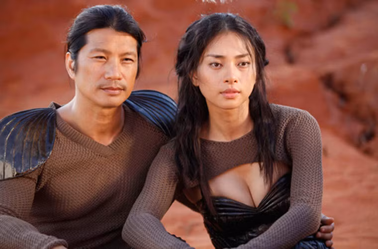 Cũng ở “Lửa Phật”, Dustin Nguyễn đóng vai người yêu cũ của Ngô Thanh Vân. Ngoài đời, Dustin chia tay người vợ đầu, cựu người mẫu, diễn viên Angela Rockwood-Nguyễn sau 10 năm chung sống và kết hôn với người mẫu Bebe Phạm năm 2015. Hai người đã có với nhau hai con gái chung.