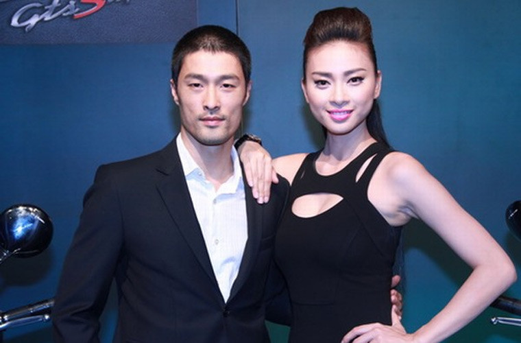 Trong phim hành động “Bẫy rồng” ngoài những màn võ thuật, Ngô Thanh Vân và Johnny có nhiều cảnh nóng. Nam diễn viên từng tiết lộ, cảnh nóng của anh và Ngô Thanh Vân được thực hiện thật 100% vì cả hai không cần người đóng thế.