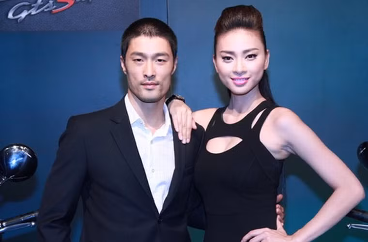 Trong phim hành động “Bẫy rồng” ngoài những màn võ thuật, Ngô Thanh Vân và Johnny có nhiều cảnh nóng. Nam diễn viên từng tiết lộ, cảnh nóng của anh và Ngô Thanh Vân được thực hiện thật 100% vì cả hai không cần người đóng thế.