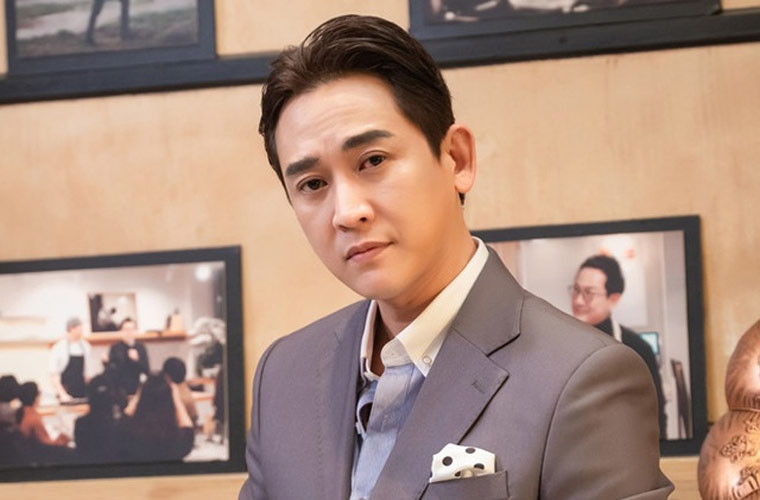 Ở tuổi 41, Hứa Vĩ Văn vẫn lẻ bóng và đóng khá nhiều phim từ truyền hình tới điện ảnh như: "Giao lộ định mệnh", "Thần tượng", "Em là bà nội của anh", “Tiệc trăng máu”, “Trái tim quái vật”, “Nhật ký Vàng Anh”, “Lời thú nhận của Eva”…