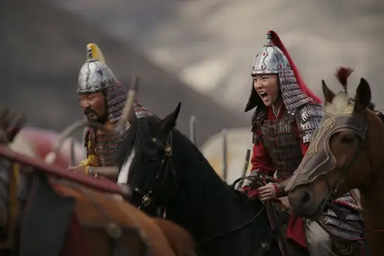 Nhiều người cũng tỏ ra nghi ngờ khi nhà sản xuất Mulan khẳng định Lưu Diệc Phi tự mình đóng hơn 90% cảnh quay khó trong phim.