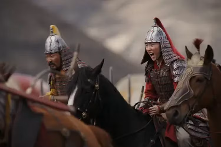 Nhiều người cũng tỏ ra nghi ngờ khi nhà sản xuất Mulan khẳng định Lưu Diệc Phi tự mình đóng hơn 90% cảnh quay khó trong phim.