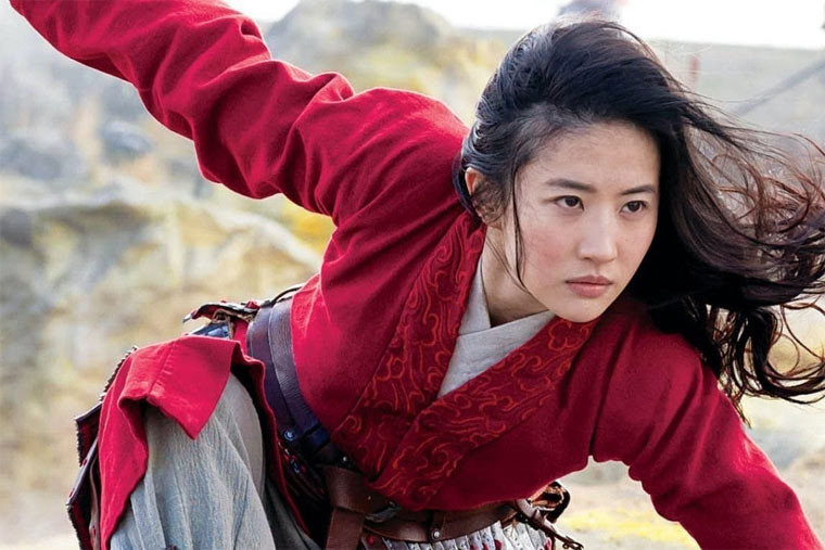 “Lưu Diệc Phi không phù hợp với vai Mộc Lan. Cô ấy quá mềm yếu, thiếu sức mạnh và sự tàn nhẫn của một võ sĩ thực thụ. Diễn xuất của cô ấy yếu nên không thể hiện tốt nhân vật của mình”, một cư dân mạng bình luận sau khi xem phim.