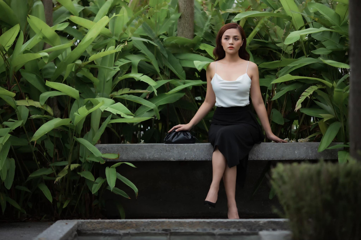 Cô cũng chịu khó làm mới mình qua cách trang điểm và kiểu tóc.