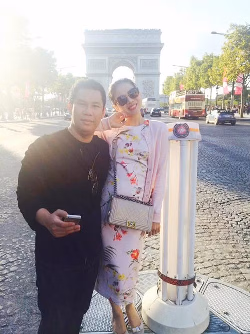 Vo chong Le Quyen dinh “loi nguyen” ly hon khi check-in o thap Eiffel?-Hinh-2