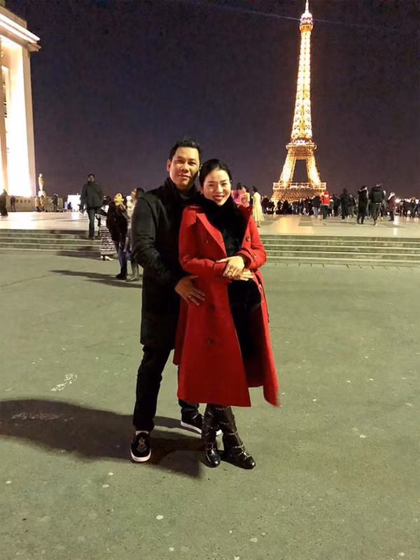 Vo chong Le Quyen dinh “loi nguyen” ly hon khi check-in o thap Eiffel?