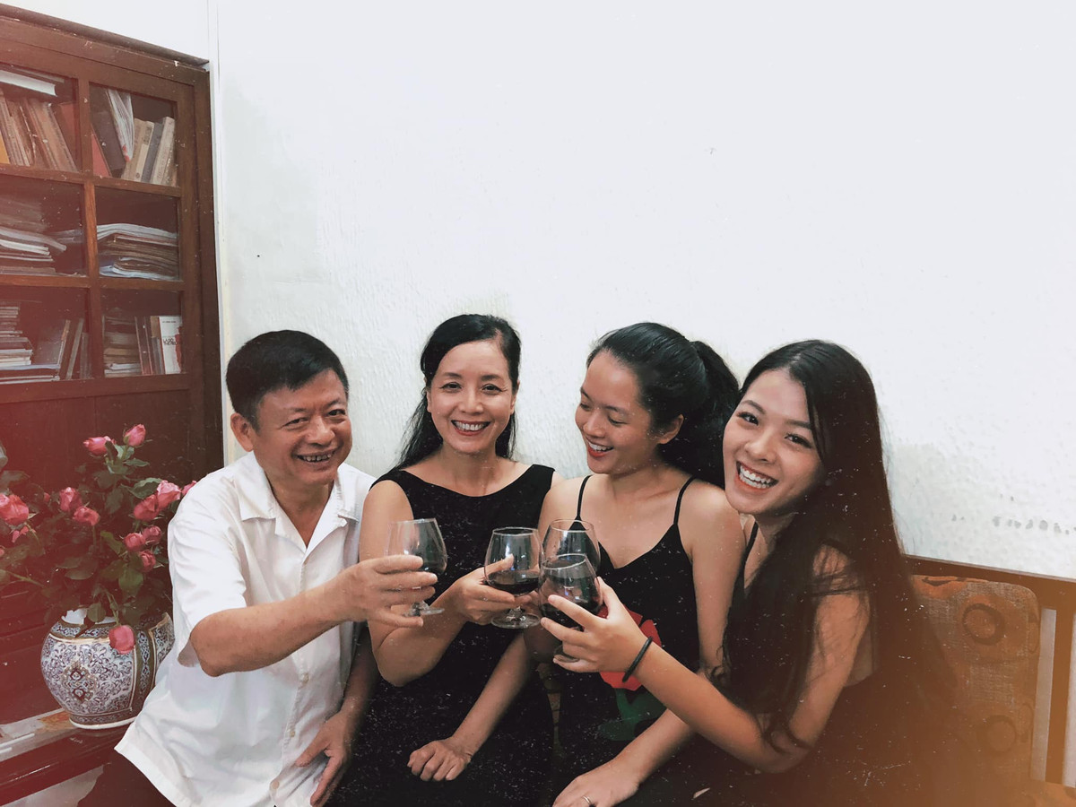 Là "con nhà nòi" nên Hồng Khanh có năng khiếu âm nhạc và rất đam mê nghệ thuật.