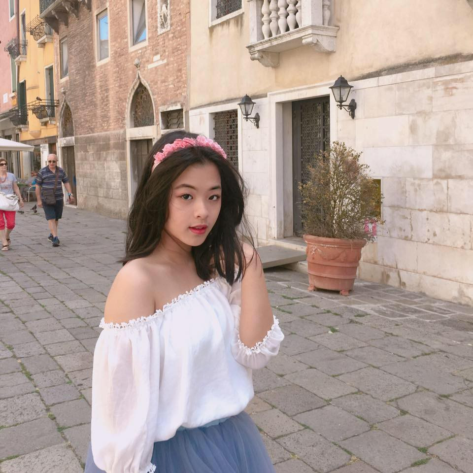 Hồng Khanh tuổi 14 đã biết cách ăn mặc và trang điểm.