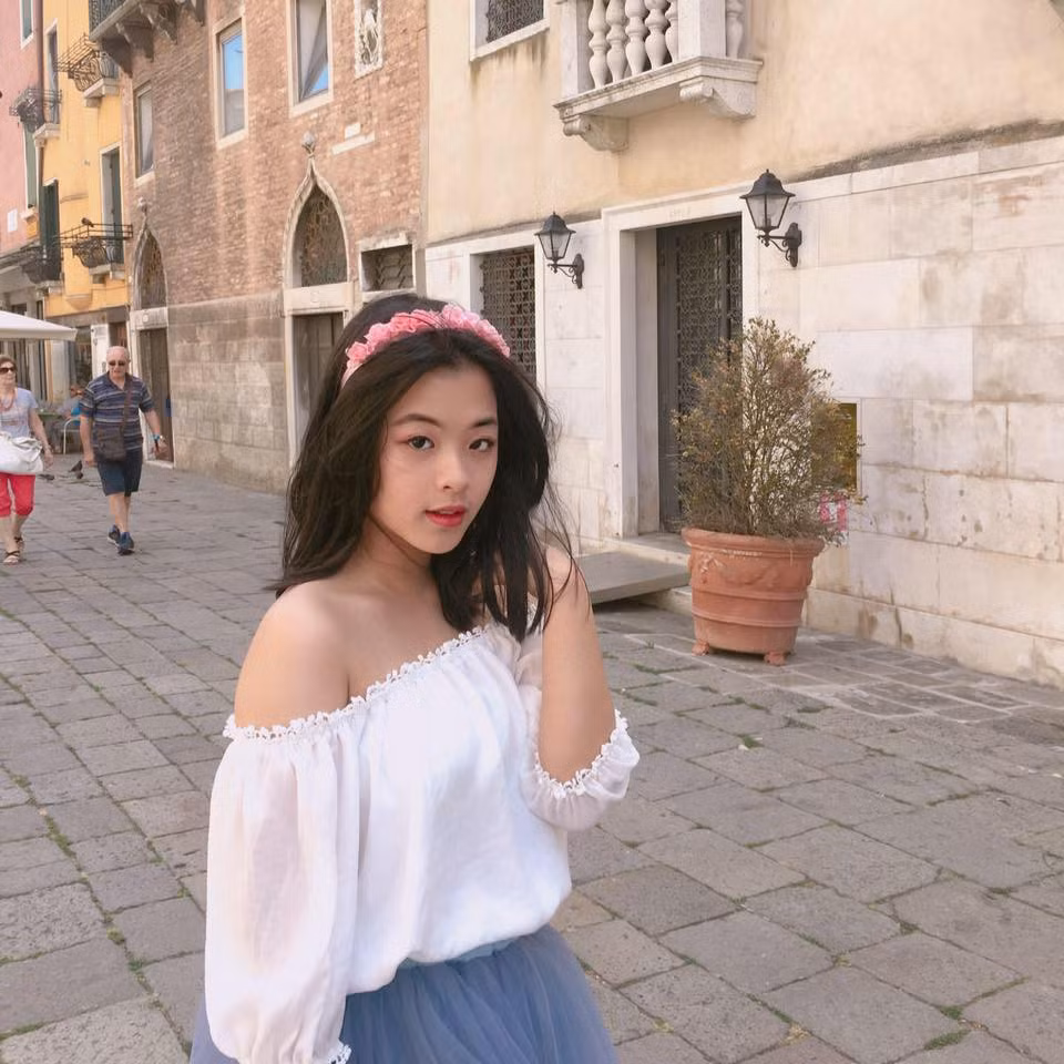 Hồng Khanh tuổi 14 đã biết cách ăn mặc và trang điểm.