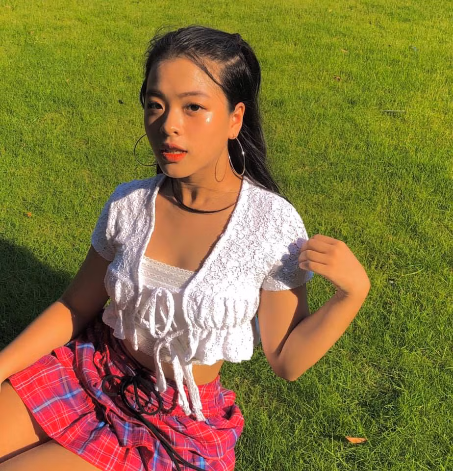  Con gái nghệ sĩ Chiều Xuân gây ngỡ ngàng với màn "dậy thì thành công", theo đuổi phong cách ngày càng gợi cảm.