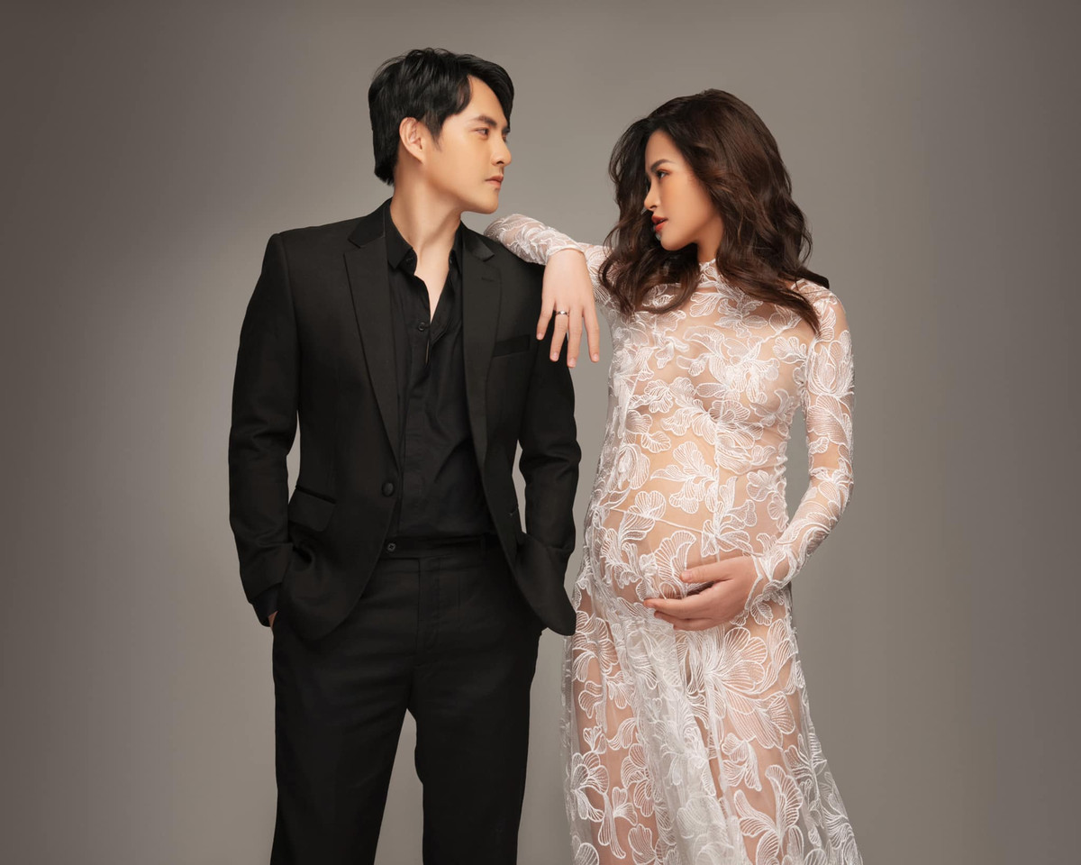 "Bà bầu" Đông Nhi cũng nhắn gửi những lời ngọt ngào tới con: "Chẳng biết phải nói thế nào để diễn tả lại cảm xúc lúc này, khi đã cận kề ngày được thấy bé con chào đời. Ba mẹ chỉ mong con sẽ thật hạnh phúc, thật khỏe mạnh để có thể khám phá, tận hưởng cuộc sống của mình theo cách trọn vẹn nhất".