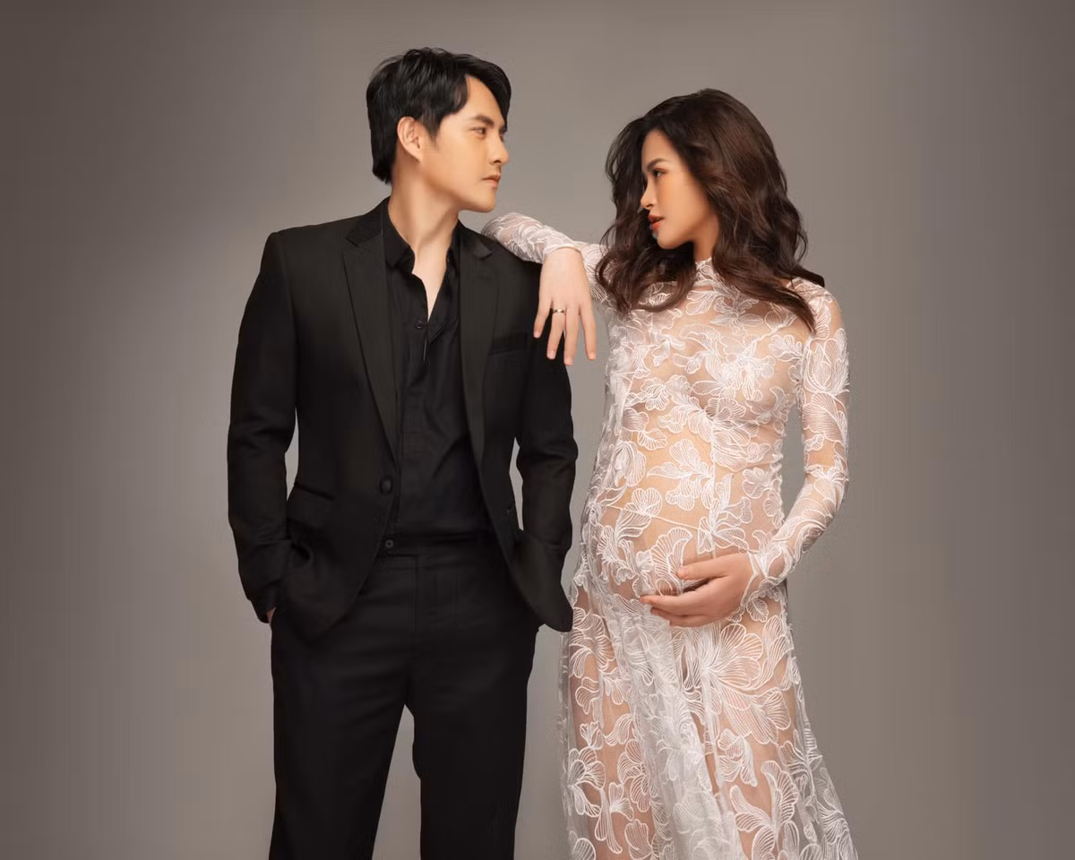 "Bà bầu" Đông Nhi cũng nhắn gửi những lời ngọt ngào tới con: "Chẳng biết phải nói thế nào để diễn tả lại cảm xúc lúc này, khi đã cận kề ngày được thấy bé con chào đời. Ba mẹ chỉ mong con sẽ thật hạnh phúc, thật khỏe mạnh để có thể khám phá, tận hưởng cuộc sống của mình theo cách trọn vẹn nhất".