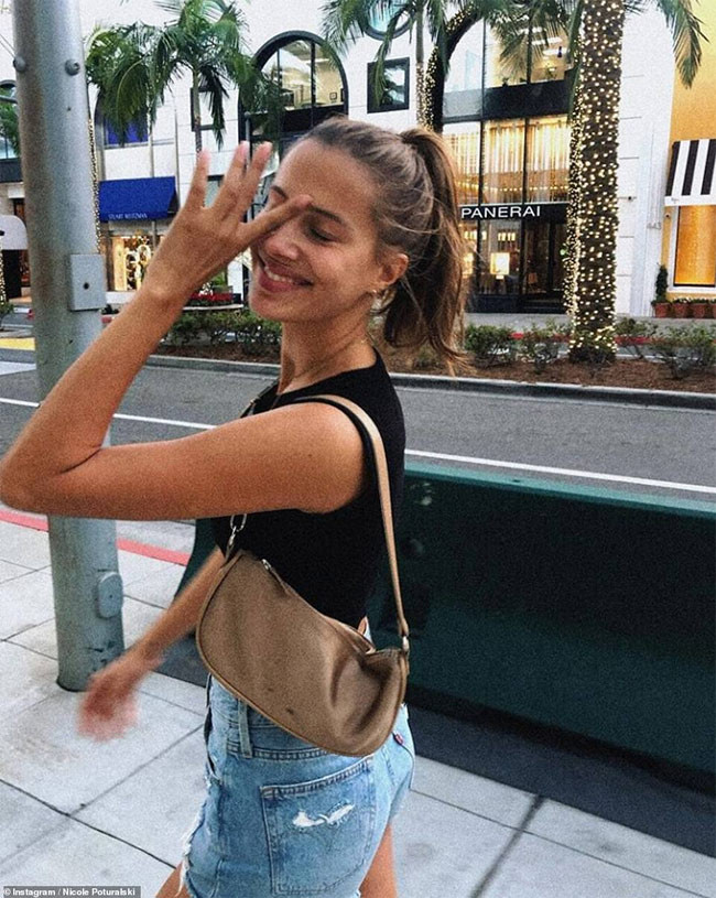  Nicole và Brad Pitt lần đầu bị bắt gặp đi cùng nhau là vào tháng 11 năm ngoái khi tới dự show của Kanye West tại Hollywood Bowl, Los Angeles.