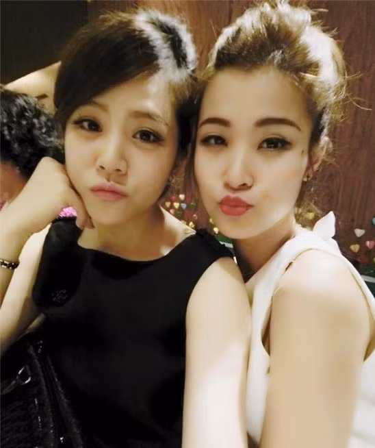 Cả hai giống nhau từ gương mặt thanh tú, chiếc mũi nhỏ đến đôi mắt sắc và khuôn miệng cười chúm chím.