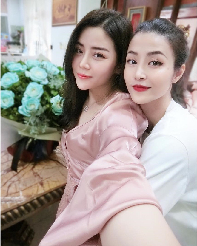 Đông Nhi và em chồng Ông Thoại Liên cũng là một trong những cặp chị dâu em chồng có mối quan hệ thân thiết đáng ngưỡng mộ.