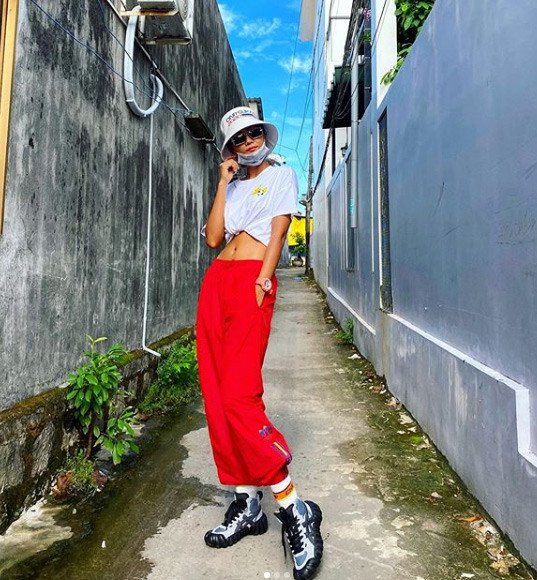 "Từ khi làm hoa hậu, eo nhỏ nhất là 60cm, còn lại cứ 62 thậm chí lên 65 nên là thấy mấy bạn người mẫu ganh tị lắm. Eo các bạn nhỏ xíu cơ, làm nhớ lại mình ngày xưa lúc còn làm mẫu đi show. Lúc này eo khi nào cũng dưới 60cm", H’hen Niê viết.