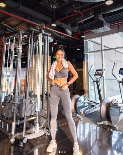 H'hen Niê chăm chỉ tập luyện, vì thế cơ thể cô rất săn chắc.