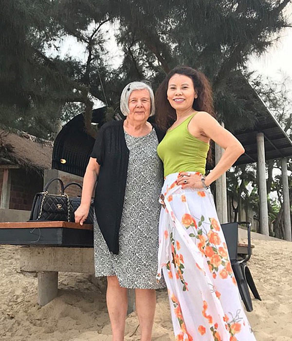 Thậm chí, bố mẹ Kim Lý còn sang cả Việt Nam để nghỉ dưỡng cùng gia đình Hồ Ngọc Hà vào năm 2019. Sự thân thiết của gia đình hai bên và tình cảm khăng khít của Hà-Lý khiến fan cứ mong ngóng một đám cưới trong tương lai gần.