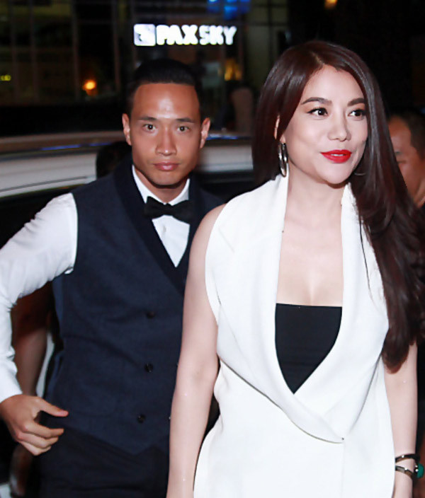 "Chúng tôi chia tay không vì có chuyện gì không ổn xảy ra cả. Chỉ là khi không còn yêu nhau nữa, hai người sẽ chọn đi về hai hướng khác", Kim Lý giãi bày trong một cuộc phỏng vấn.