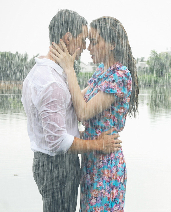 "Ban đầu, khi tôi mời Kim Lý đóng chung MV 'Cả một trời thương nhớ', anh ấy từ chối vì bản thân là một diễn viên, không thể đóng trong MV ca nhạc quá ngắn và hơn nữa, lúc đó anh đã có bạn gái (Trương Ngọc Ánh). Cho đến khi MV chuẩn bị thực hiện tôi có gửi lại lời mời kèm lời 'dọa dẫm' sẽ không làm bạn bè nếu tiếp tục từ chối và lần này, Kim Lý đã đồng ý...".