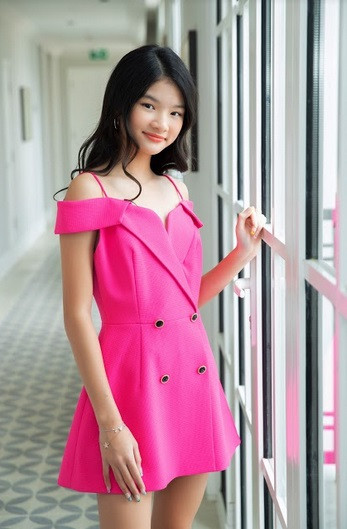 Sở hữu vẻ ngoài xinh xắn, đáng yêu, Devon Trần nhận được nhiều lời mời đóng quảng cáo cho các nhãn hiệu thời trang. Tuy nhiên, Trương Ngọc Ánh đều từ chối vì không muốn con gái mình tham gia showbiz quá sớm. Chị cho rằng, việc con gái hạnh phúc quan trọng hơn tất cả mọi thứ.