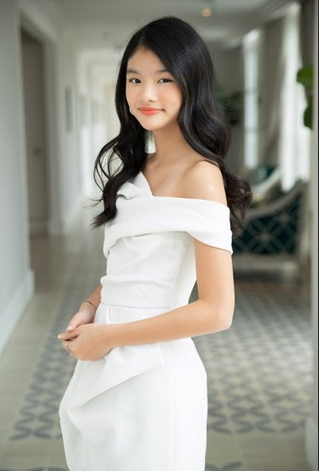 Devon cũng được nhận xét chững chạc so với tuổi. Trần Bảo Sơn cho biết, con gái không chỉ giống mình về gương mặt mà còn ở tính cách quyết liệt, có chính kiến. Nam diễn viên thừa nhận ở tuổi dậy thì, Devon đôi lúc bướng bỉnh, nổi loạn. Do đó, anh luôn cùng vợ cũ trao đổi để thống nhất cách nuôi dạy con tốt nhất.