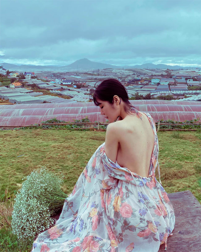 Những shoot hình khoe thân của cô không cần quá hở hang nhưng lại vô cùng quyến rũ.