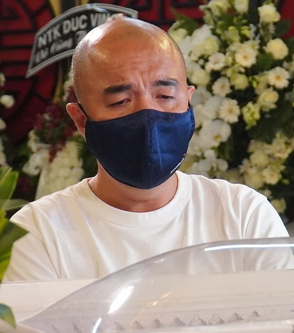 Nam diễn viên kiêm MC Quốc Thuận đã chạy đôn chạy đáo để xin cho con Mai Phương một suất học bổng 100% từ lớp Lá cho tới lớp 12 ở một trường quốc tế. “Tôi không khoe nhưng năm ngoái, khi hay tin Mai Phương bị bệnh, tôi đã liên hệ và làm việc để lo cho bé Lavie một suất học bổng từ lớp Lá tới lớp 12 được học hoàn toàn miễn phí tại một trường quốc tế”, Quốc Thuận cho biết. Xem video "Ước nguyện của Mai Phương trước khi qua đời". Nguồn VTC: