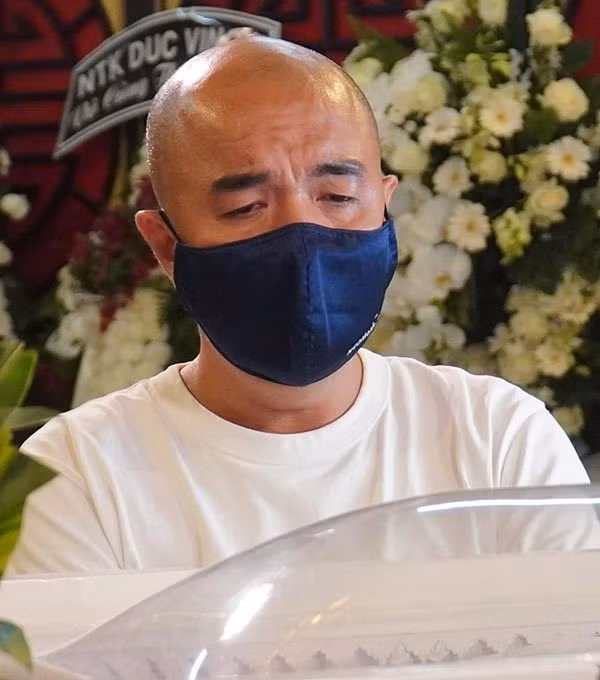 Nam diễn viên kiêm MC Quốc Thuận đã chạy đôn chạy đáo để xin cho con Mai Phương một suất học bổng 100% từ lớp Lá cho tới lớp 12 ở một trường quốc tế. “Tôi không khoe nhưng năm ngoái, khi hay tin Mai Phương bị bệnh, tôi đã liên hệ và làm việc để lo cho bé Lavie một suất học bổng từ lớp Lá tới lớp 12 được học hoàn toàn miễn phí tại một trường quốc tế”, Quốc Thuận cho biết. Xem video "Ước nguyện của Mai Phương trước khi qua đời". Nguồn VTC: