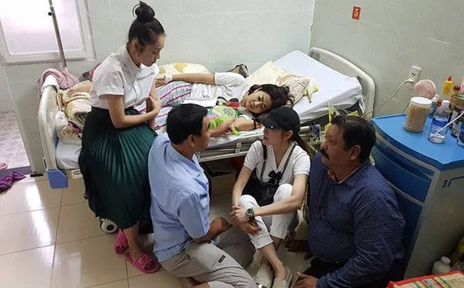 Rất nhiều những người bạn trong giới giải trí liên tục tới thăm hỏi, động viên tinh thần cho Phương trong những ngày cô nằm viện.