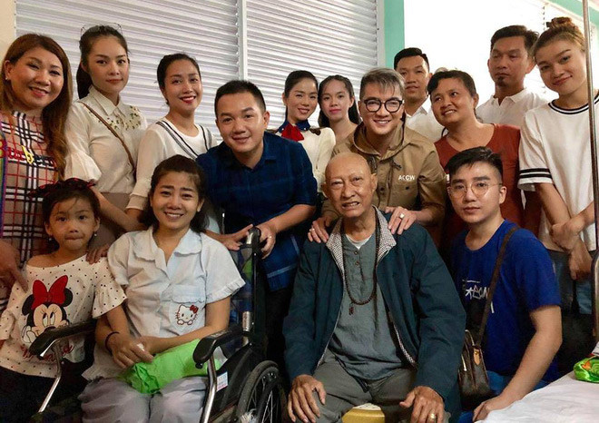 Một loạt các sao như Hồ Ngọc Hà, Đàm Vĩnh Hưng, Lệ Quyên, Việt Hương, Hồng Vân, Hồng Nhung, Quang Linh… đã ủng hộ Mai Phương tổng số tiền hơn 850 triệu đồng để cô chữa bệnh.