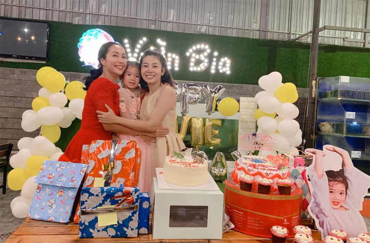 10 năm qua, Ốc Thanh Vân luôn đối xử với Mai Phương như một người em gái chứ không phải là một người bạn cùng nghề. Cô chăm chút, giúp đỡ cho hai mẹ con Mai Phương từ khi bé Lavie lọt lòng và coi bé như con của mình.