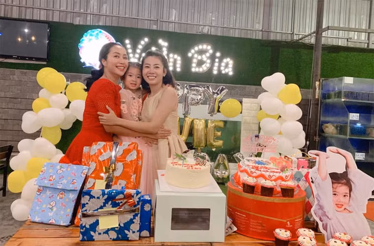 10 năm qua, Ốc Thanh Vân luôn đối xử với Mai Phương như một người em gái chứ không phải là một người bạn cùng nghề. Cô chăm chút, giúp đỡ cho hai mẹ con Mai Phương từ khi bé Lavie lọt lòng và coi bé như con của mình.